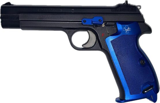 Pistole, SIG P210, Kal. 9mm. Lederholster und ein zweites Magazin dabei. Version Blau